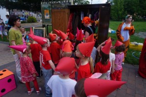 Dzieci w czerwonych czapeczkach