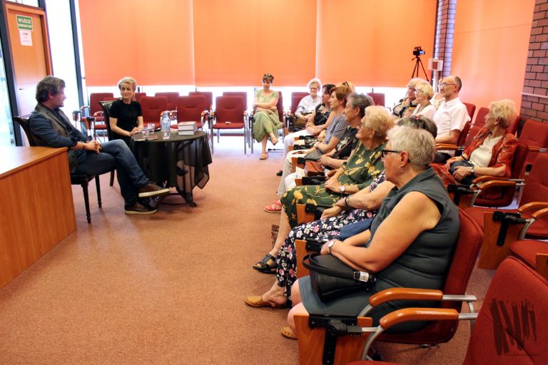 [Relacja] MIEJSKA BIBLIOTEKA PUBLICZNA W JAWORZNIE | Śląski Pegaz