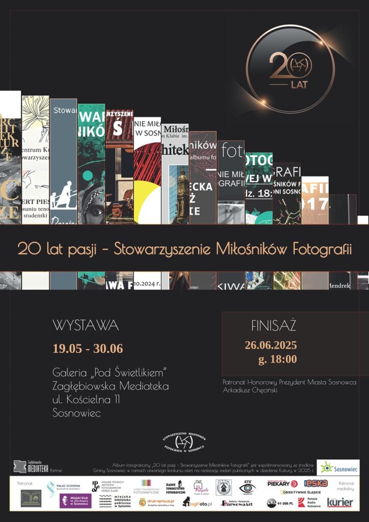 Plakat z dominującą czernią (tło). W górnej połowie ułożone obok siebie grafiki w formie wąskich prostokątów przypominających grzbiety książek (być może są to fragmenty plakatów, wycięte tak, by przypominać grzbiety książek). Poza tym napisy w kolorach białych lub pomarańczowych (złotych) zgodne z opisem wydarzenia. U góry logo  20 lat (czarno-złote).