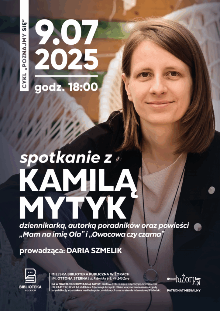 Na plakacie duże zdjęcie (stanowiące w zasadzie tło plakatu) kobiety, usmiechającej się, z włosami do ramion, (może ciut dłuższe, siedzącej, za nią 2 iklinowe białe fotele. Kobieta wypełnia prawie cały kadr. Kobieta ma założoną czarną marynarkę, rozpiętą, jasna bluzka, wisiorek na szyi zwisający poniżej klatki piersiowej. Spogląda w aparat, pozuje do zdjęcia. Poza tym na plakacie białe napisy zgodne z opisem wydarzenia.
