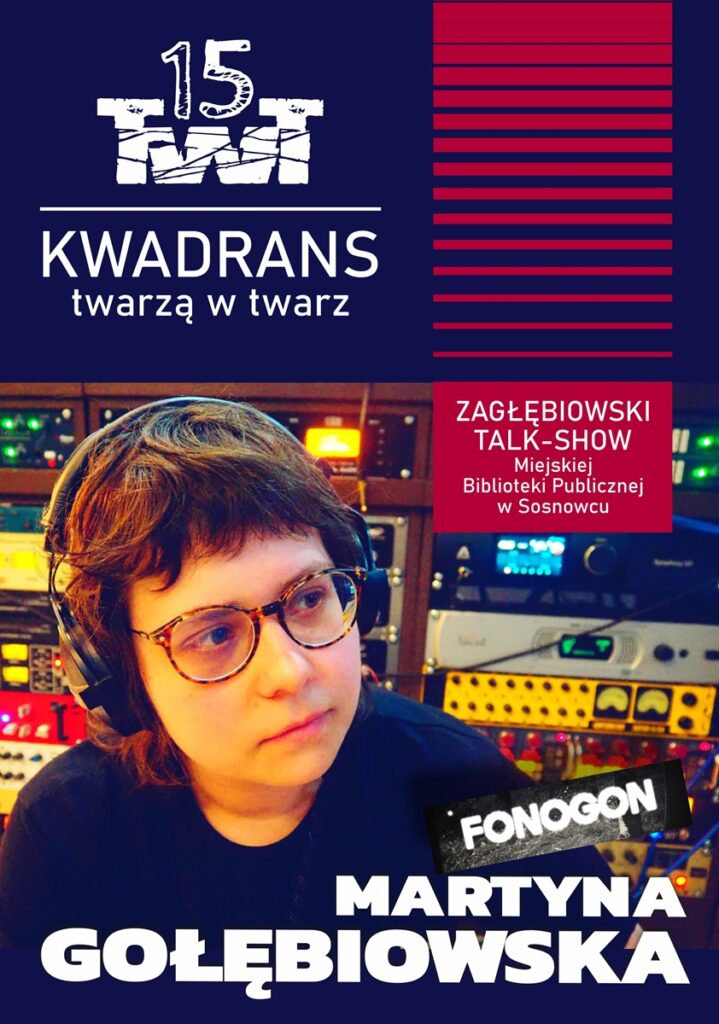 Plakat, na którym widać młodą kobietę (zbliżenie, można powiedzieć portret) z krótszymi włosami, w okularach, ze słuchawkami na uszach, spoglądającą w prawo. Za kobietą sprzęty (jakby w studiu radiowym). Poza tym w górnej części plakatu granatowy pas i czerwone paski. Poza tym tekst zgodny z opisem odcinka (podcastu),