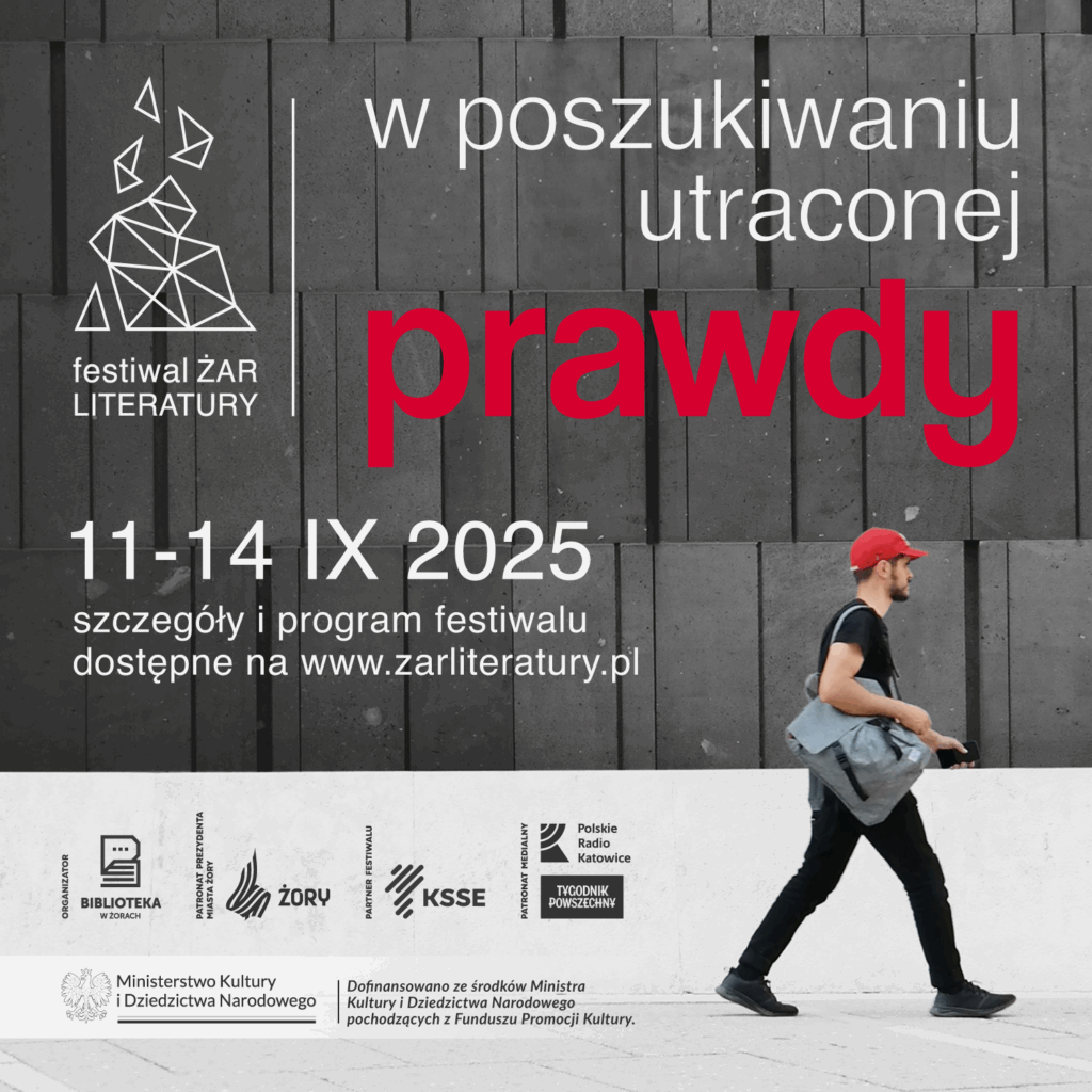 Plakat głównie w kolorach szarości. W tle jakby betonowe płyty, u dołu z prawej idący mężczyzna w prawą stronę (w czapeczce czerwonej, ubrany na czarno, szara torba na ramieniu). Na plakacie napis "w poszukiwaniu utraconej prawdy" (słowo "prawdy" powiększone oraz w czerwonym kolorze, reszta tytułu oraz innych napisów głównie w kolorze białym. Reszta tekstów zgodna z opisem wydarzenia. 