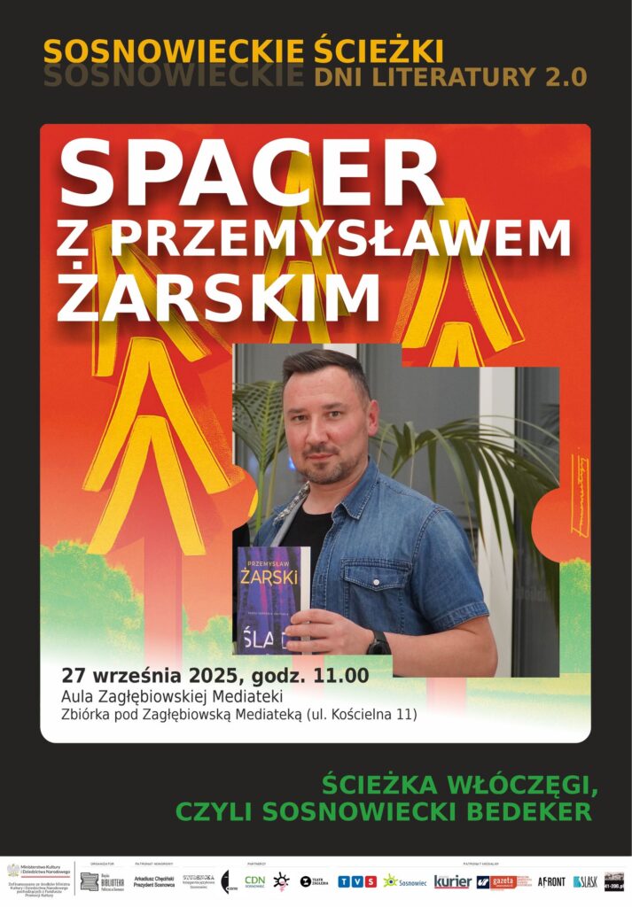 Plakat, tło żółto-czerwono-żółte, na nim osadzone zdjęcie przedstawiające mężczyznę w średnim wieku, krótko ostrzyżonego i z zarostem (przyciętym/stylizowanym), w niebieskiej/dżinsowej koszuli z krótkim rękawem, pod spodem czarny t-shirt. W ręce trzyma książkę. Poza tym teksty zgodne z opisem wydarzenia (białe, czarne i zielone).