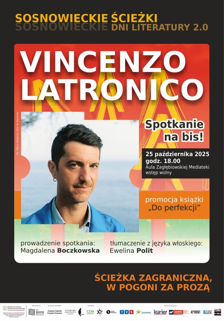 Plakat, na którym jest zamieszczone zdjęcie (portret) pisarza - mężczyzny w średnim wieku, z klasyczną męską fryzurą (włosy ciemne), lekko uśmiechniętego, z kolczykiem w uchu (ring). Na sobie niebieska kurtka lub marynarka, pod spodem koszula. W tle krajobraz (prawdopodobnie morze). Poza tym na plakacie napisy białe, czarne i pomarańczowe.
