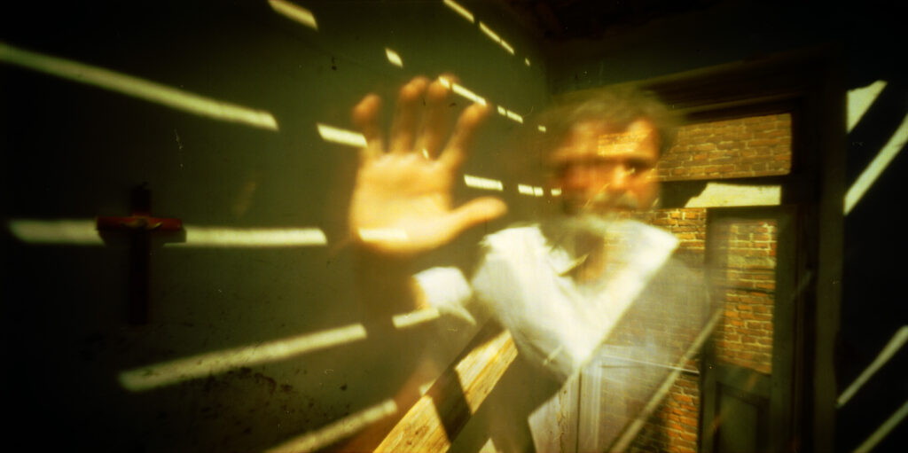 Na zdjęciu
(aut. Ryszard Karczmarski) widać mężczyznę rozmazanego i półprzezroczystego wystawiającego dłoń w kierunku obiektywu (tak jakby była zastosowana podwójna ekspozycja).