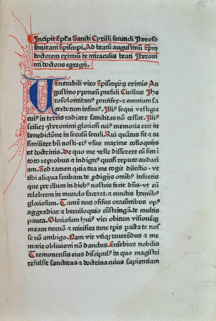 Na zdjęciu zeskanowana strona starodruku. Z lewej strony u góry duży niebieski inicjał na początku drugiego (głównego) akapitu. Poza tym od inicjału odchodzące czerwone ozdobniki. Czerwone delikatne zdobienia są również rozproszone po całym tekście - są naniesione dość rzadko na niektóre z liter tekstu.
