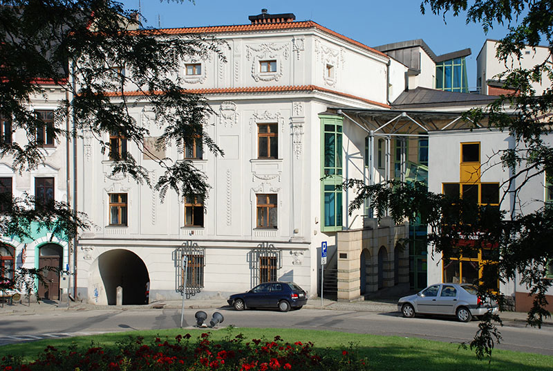 Na zdjęciu 4-kondygnacyjny budynek Książnicy Cieszyńskiej. Wyremontowany, pomalowany na jasno (beż?)