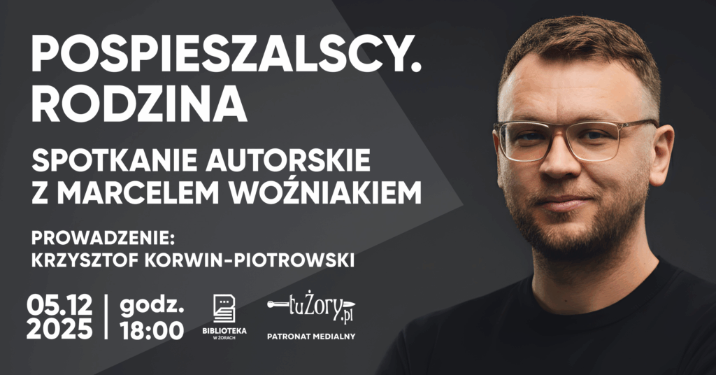Na grafice zdjęcie (portret) lekko uśmiechniętego młodego mężczyzny w prostokątnych okularach, w czarnej bluzie/koszulce/swetrze. Tło grafiki szare. Napisy białe zgodne z opisem wydarzenia.