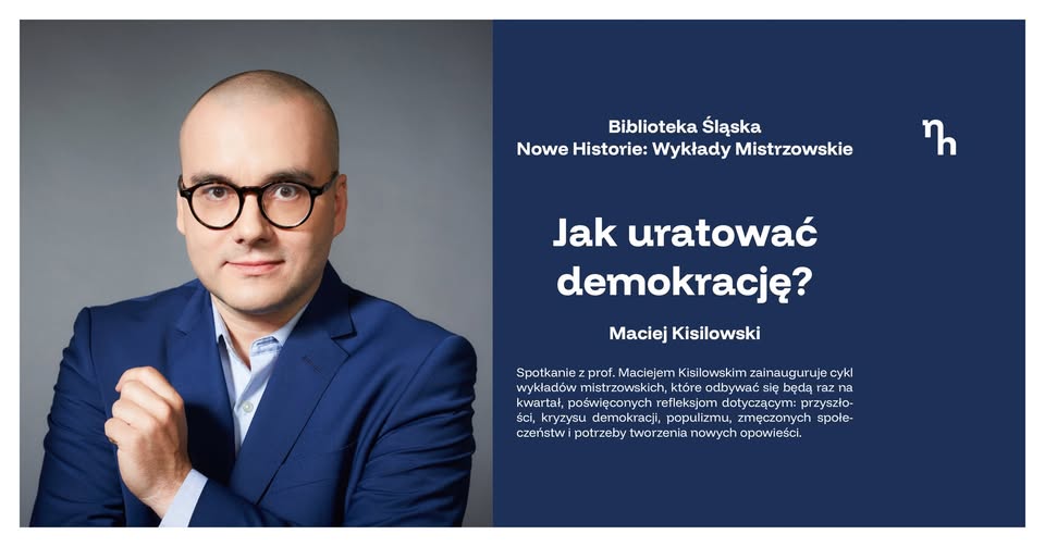 Pozioma grafika - całą lewą stronę wypełnia zdjęcie (portret) młodzego mężczyzny. Mężyzna lekko się uśmiecha, ma założoną niebieską koszulę i granatową marynarkę, okulary (okrągłe oprawki), brak włosów. Centralna oraz prawa strona grafiki to granatowe tło oraz białe napisy zgodne z opisem wydarzenia.
