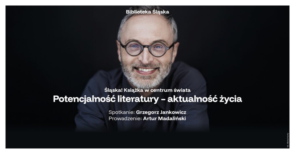 Pozioma grafika, czarne tło, na nim zdjęcie (portret) roześmianego mężczyzny z siwym zarostem, z wysokim czołem, w okularach z okrągłymi okularami, w koszuli blado granatowej. Na portrecie naniesione białe napisy zgodne z opisem wydarzenia.