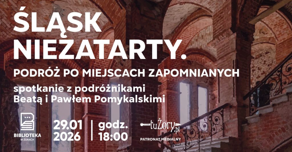 Pozioma grafika, w tle wnętrza budynku - ceglane ściany, kolumny, schody, łuki pod sufitem, okna. Na tym tle nałożone białe napisy zgodne z opisem wydarzenia.