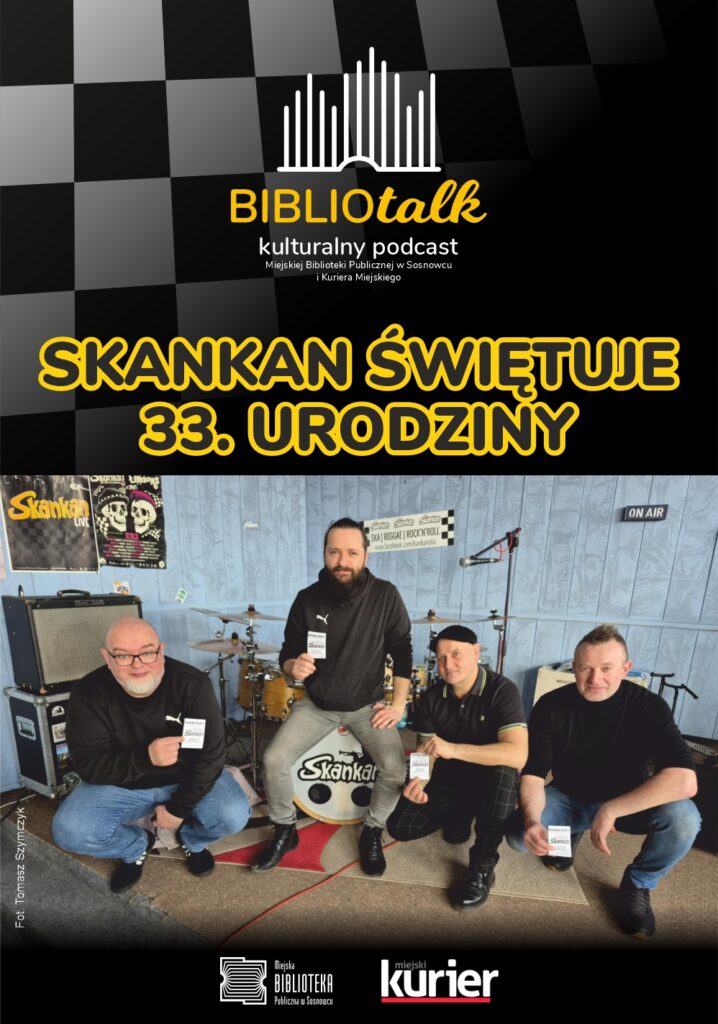 Pionowa grafika - u dołu zdjęcie przedstawiające pozujących 4 mężczyzn w średnim wieku na tle perkusji. Czterech z nich kuca, ,jeden siedzi na bębnie. Wszyscy pokazują trzymane w dłoniach karteczki (można odczytać największy napis na karteczce - Skankan koncert). Wyżej nad zdjęciem tło w formie czarno-białej i przyciemnionej czarnym gradientem szachownicy. Na tym tle logo biało-zółte logo Bibliotalk. Poza tym napisy w kolorach żółtych zgodne z opisem wydarzenia. U dołu białe loga Kuriera i Miejskiej Biblioteki Publicznej w Sosnowcu. 