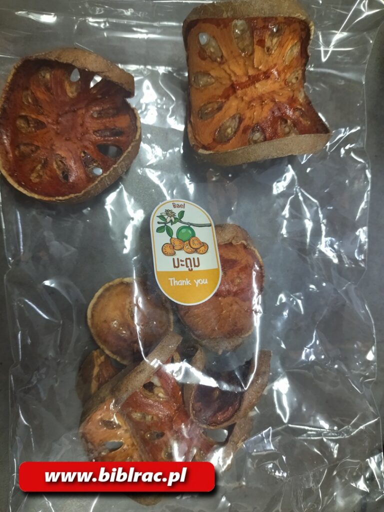 Na zdjęciu zbliżenie na jakieś azjatyckie przysmaki (chyba rozkrojone owoce)  rozłożone na folii.