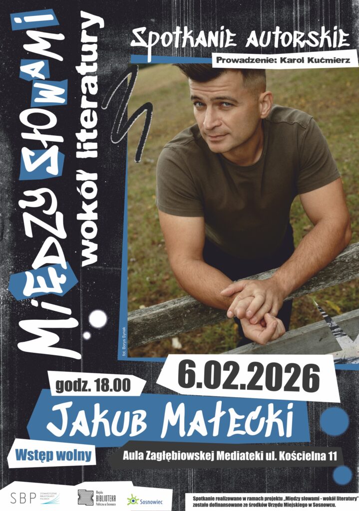 Plakat, tło ciemne, niejednolite, po prawej kolorowe zdjęcie przedstawiające pozującego mężczyznę w wieku 35-50 lat, w ciemnozielonym t-shircie, opierającego się o drewniany płot, stojącego na trawie, fryzura - boki ogolone, cieniowane, przód dość długi (powyżej 10 cm) postawiony do góry, Po lewej obrócone napisy - font młodzieżowy,  nawiązujący do graffiti, poza tym napisy nawiązujące do opisu wydarzania porozmieszczane w różnych częściach plakatu, kolory napisów i ozdobników - biały, niebieski, czarny.