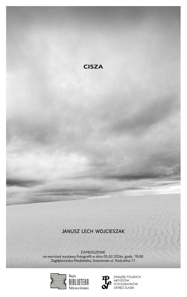 Fotografia czarno-biała, orientacja pionowa. 3/4 kadru wypełnia niebo (chmury), w dolnej części fotografii coś przypominającego piaszczysty teren (wydmy?). W części, gdzie znajduje się niebo, naniesiono nieduży czarny napis wersalikowy "CISZA". U dołu, w części piaszczystej, pozostałe napisy (też czarne) zgodne z opisem wydarzenia.