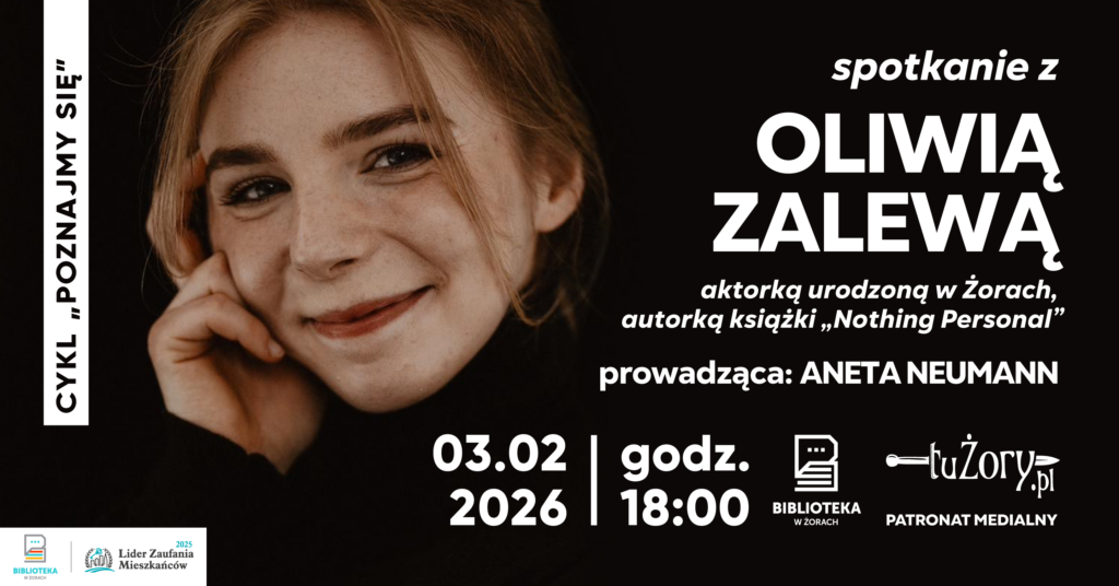 Pozioma grafika, po lewej portret uśmiechniętej młodej kobiety w czarnych ubraniach (zlewających się z tłem grafiki), włosy w miarę jasne, może rudawe, piegi, poz atym napisy w kolorze biały zgodne z opisem wydarzenia.