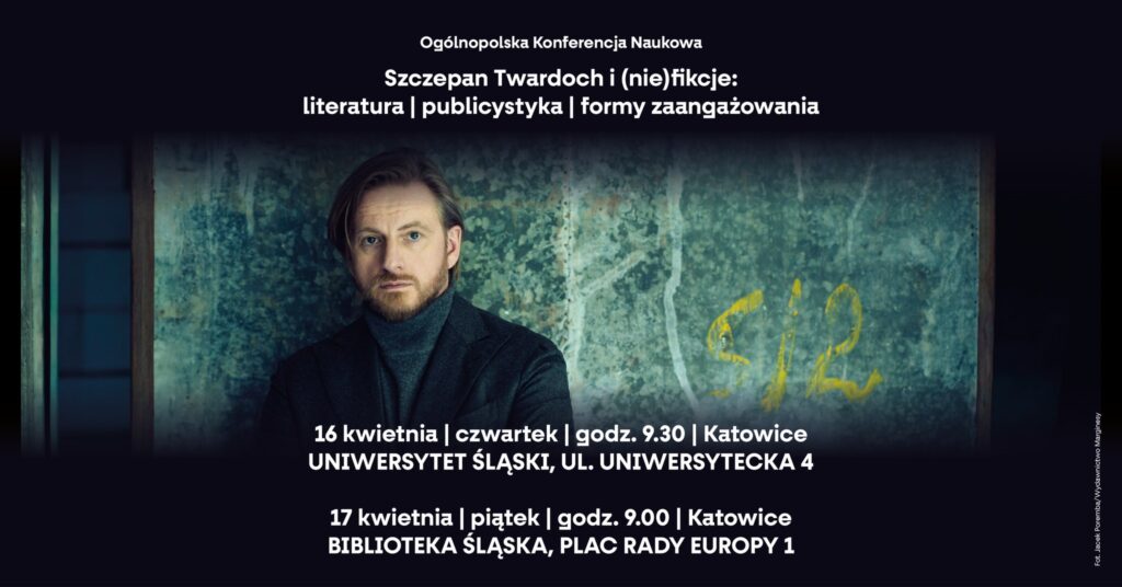 Baner poziomy, którego tło stanowi fotografia przedstawiająca mężczyznę w golfie, marynarce, broda, przedziałek. Mężczyzna pozuje do zdjęcia, za nim surowa ściana z ręcznie namalowanymi znakami / napisami/