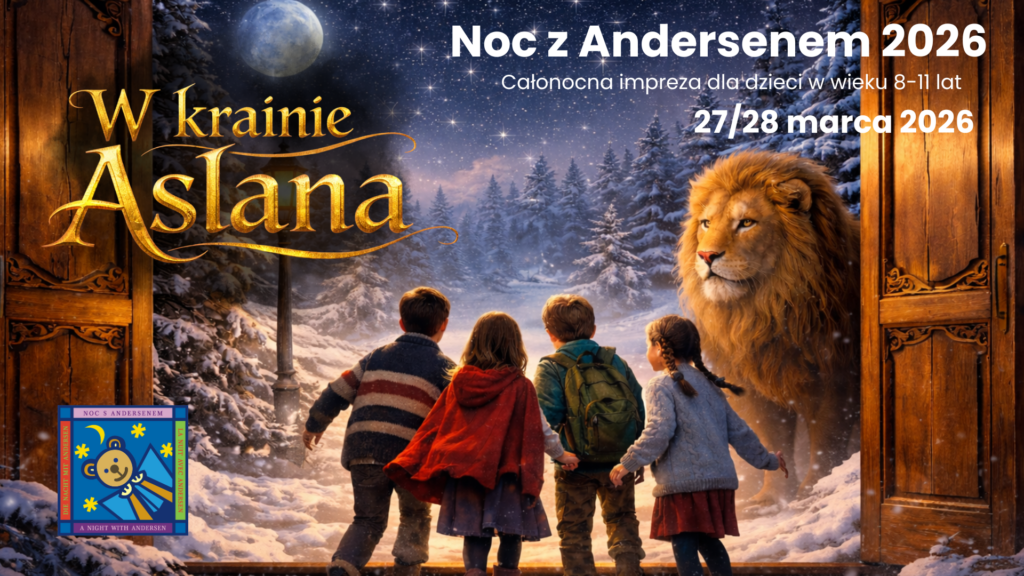 Grafika (ilustracja), na której czworo dzieci spogląda przed siebie i pomiędzy otwartymi drzwiami widzi śnieżna krainę. W kierunku dzieci zwrócony jest lew (który znajduje się w tej krainie). Scena rozgrywa się w nocy, na niebie widać księżyc i gwiazdy.