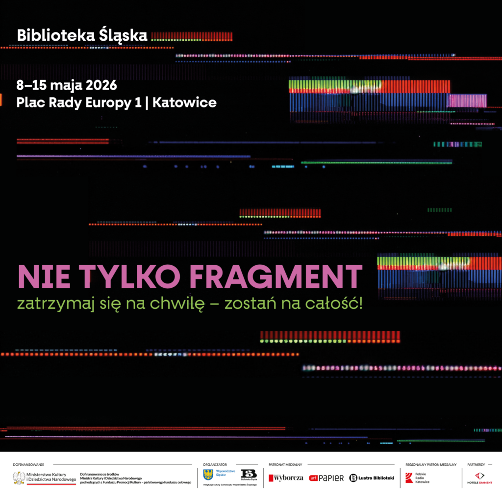 Baner / plakat - czarne tło, na nim porozrzucane kolorowe elementy, tzw. glitche, czyli artefakty kojarzące się z telewizją, montażem wideo. Poza tym białe, różowe oraz zielone napisy 