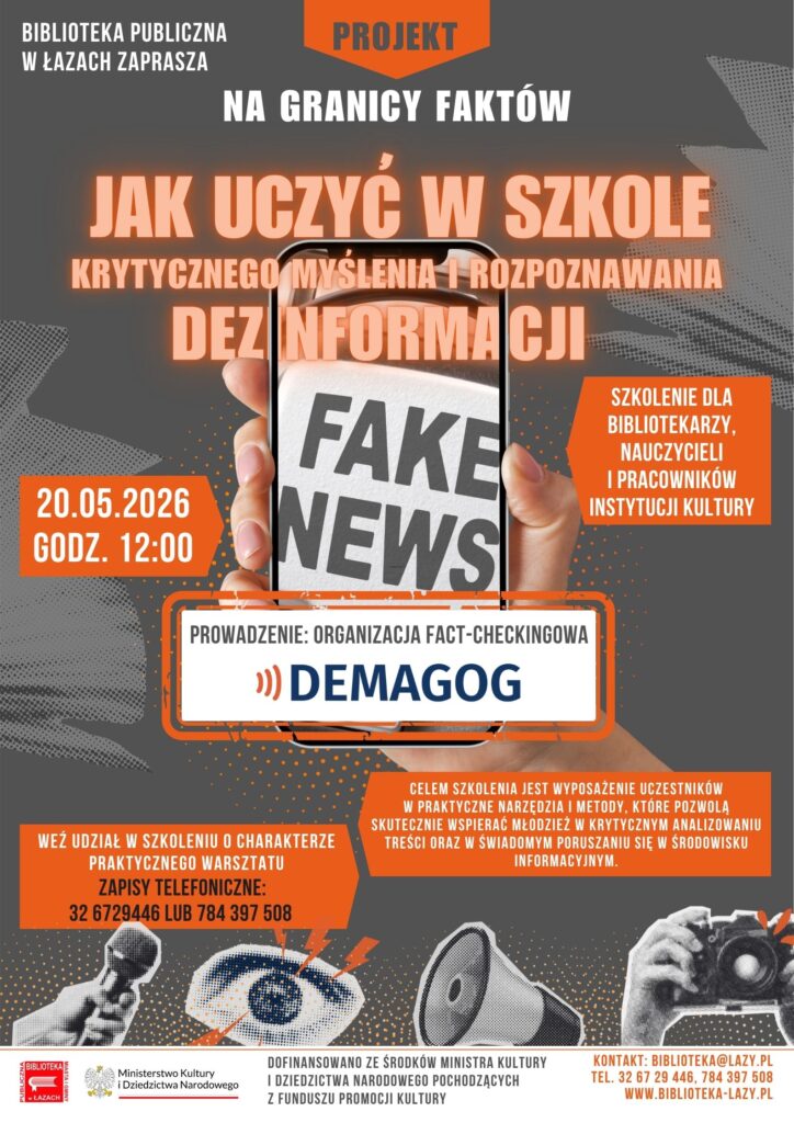 Plakat - szare tło, pomarańczowe wstawki, wstawiona dłoń trzymająca smartfon, na jego ekranie jest napisane Fake News