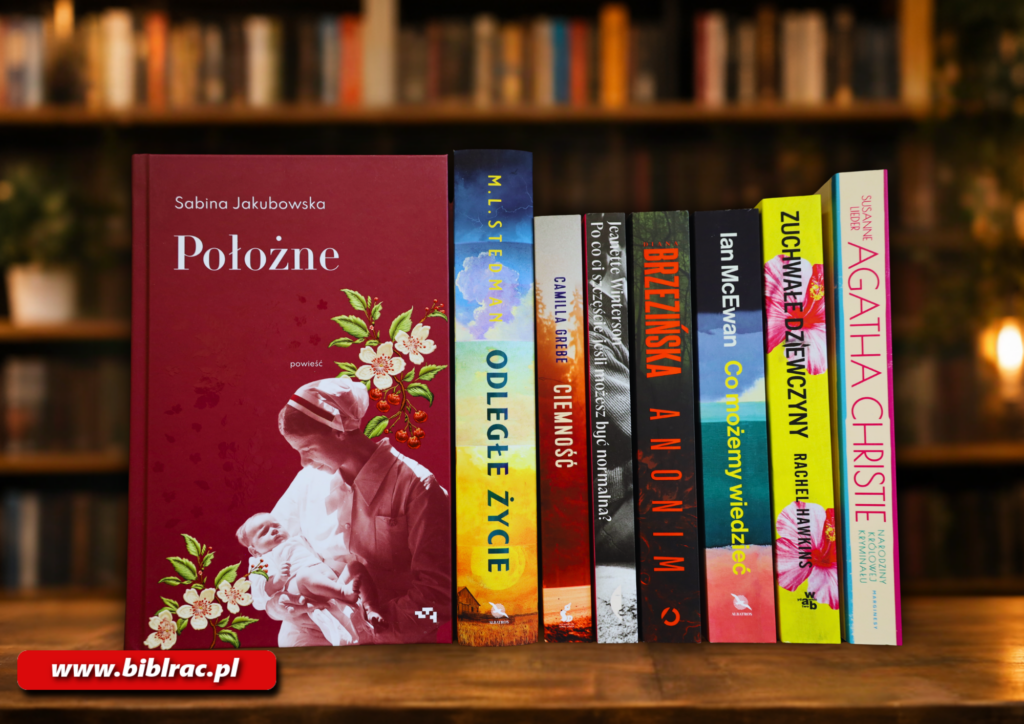Na zdjęciu książki stojące w rzędzie, zwrócone grzbietami do aparatu. Jedna książka stoi przodem ciemnoczerwonej okładki (tytuł Położne) zwrócona do aparatu, ułożona jest tuż przy wspomnianym rzędzie książek. W tle widać rozmte regały z książkami.