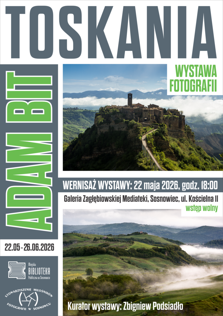 Plakat - po lewej pionowy szary pasek (winieta), na nim pionowy napis (zielony) pisany wersalikami DAM BIT. Poza tym na plakacie dwa poziome zdjęcia (jedno pod drugim). Zdjęcie górne przedstawia zamek z murami na wzgórzu porośniętym trawą, w tle zielona kraina, chmury oraz niebieskie niebo. Na tym zdjęciu w rogu jest biały prostokąt (jako tło pod napis) oraz tekst (zielony) WYSTAWA FOTOGRAFII. Zdjęcie dolne przedstawia pagórkowaty krajobraz - zielone tereny, dróżki, toskańskie drzewa. Na dolnym zdjęciu napis (biały): Kurator wystawy: Zbigniew Podsiadło. Poza tym napisy zgodne z opisem wydarzenia.