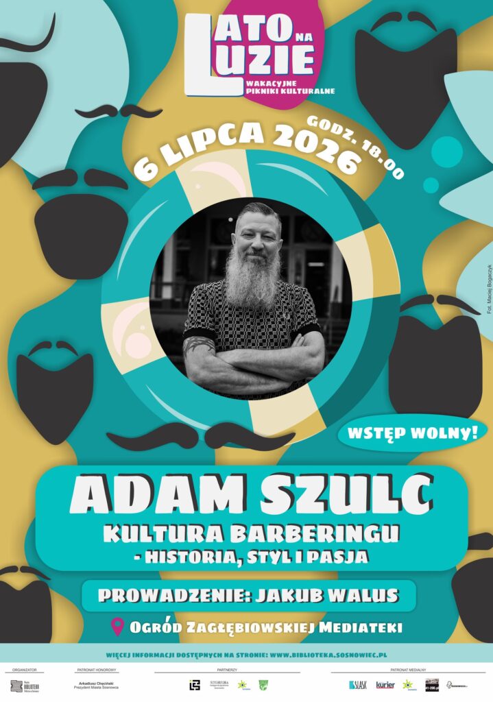 Plakat w kolorach różnych odcieni turkusu i musztardy. Na środku w okręgu (w ramie z koła ratunkowego) - czarno-biały wizerunek mężczyzny z długą siwą brodą, pozującego z założonymi rękami. Poza tym białe napisy zgodne z opisem wydarzenia.