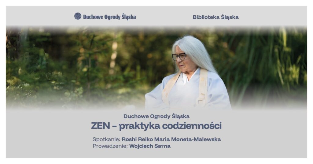 Na poziomej grafice, na całej jej szerokości, zdjęcie siedzącej kobiety, zwróconej lekko w lewo. Kobieta ma siwe włosy, okulary na nosie, w tle widać roślinność.