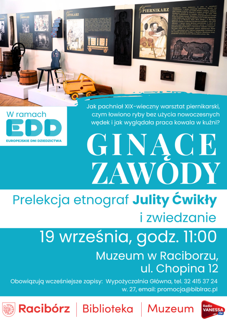 Plakat - tło niebieskie, białe napisy zgodne z opisem wydarzenia. U góry plakatu zdjęcie przedstawiające wystawę (plansze oraz eksponaty - dawne drewniane krzesło, zabawka - samochód), drewniane bale na wodę.