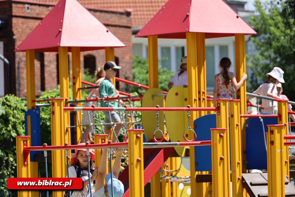 Na zdjęciu elementy placu zabaw na podwórku