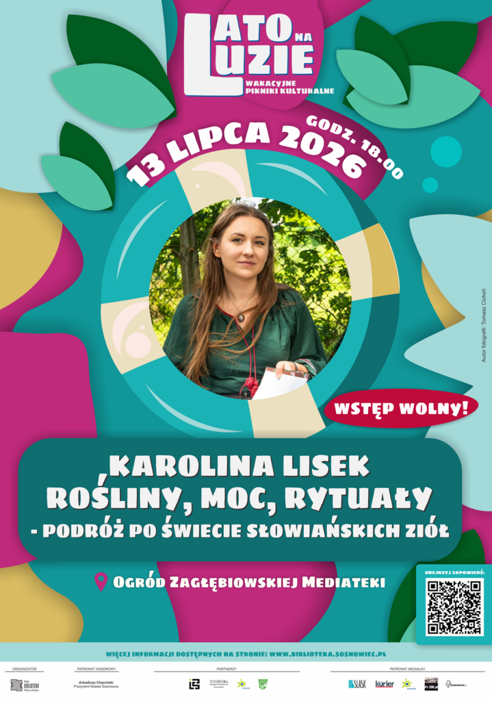 Plakat kolorowy, tło utworzone z kolorowych kształtów w odcieniach turkusu, różu, miety, musztardy. W środku plakatu wpisany w okrąg koła ratunkowego (turkusowo-bezowego) portret lekko uśmiechniętej kobiety z rozpuszczonymi włosami, w ciemnozielonej zielonej bluzce, trzymającej w dłoni kartkę lub notatnik