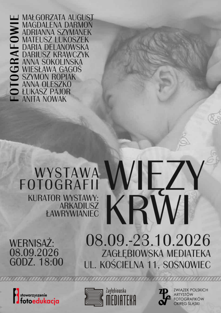 Na plakacie zdjęcie wypełniające całą szerokość i długość plakatu, przedstawiające leżącą matkę (zdjęcie od tyłu więc twarzy matki nie widać) tulącą noworodka (dziecko płaczące, zwrócone twarzą do twarzy mamy w niewielkiej odległości).